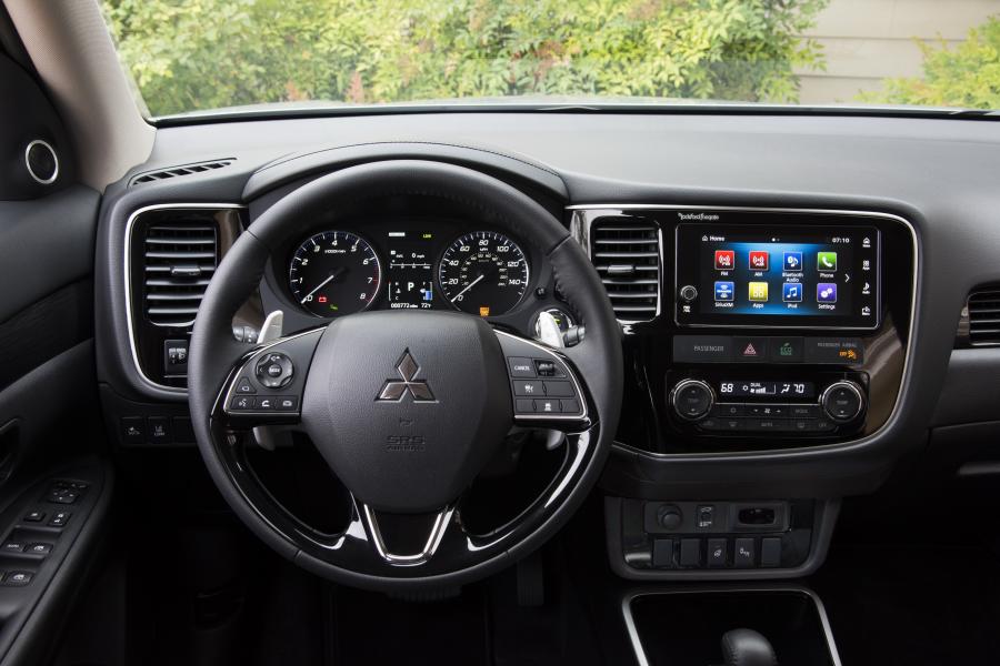 Интерьер Mitsubishi Outlander GT 2016 года  (фото 22 из 56)